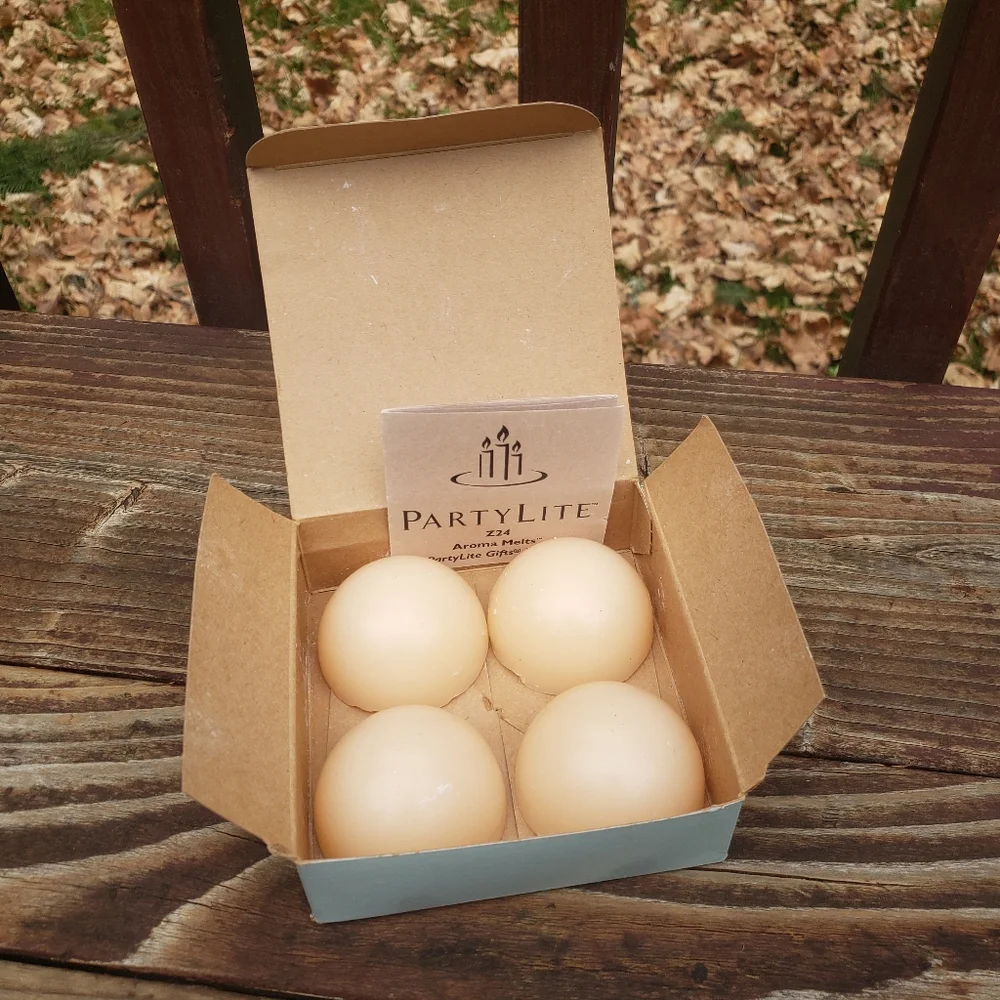 (4) PartyLite French Vanilla Aroma Melts - 2 1/4" - Picture 1 of 14